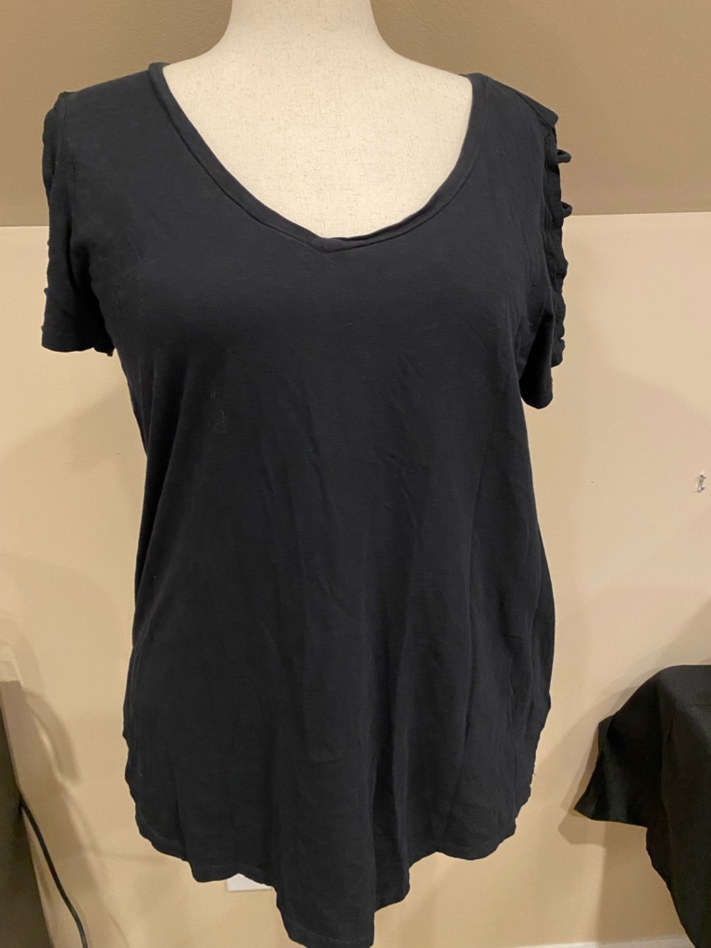 torrid Black V-Neck cut out Sleeve Tee, size 1 (14/16)
